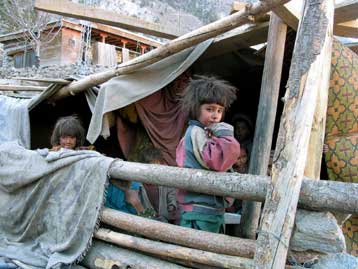 Σε 15.000 οι άστεγοι σεισμόπληκτοι του Πακιστάν