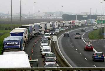 Απεργιακός πυρετός στη Γαλλία, καθώς πληθαίνουν τα οικονομικά αιτήματα των εργαζομένων