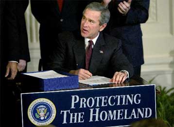 O Μπους υπέγραψε το νόμο για την ίδρυση υπουργείου Εσωτερικής Ασφαλείας