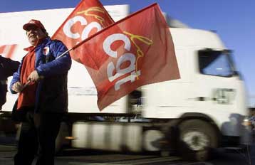 Επέμβαση της αστυνομίας και συλλήψεις «έσπασαν» τα οδοφράγματα στη Γαλλία