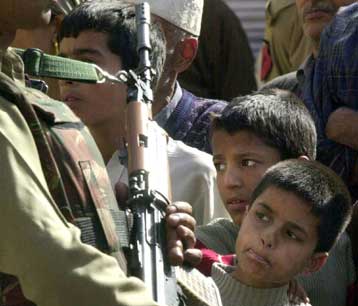 Τρία παιδιά σκοτώθηκαν από έκρηξη βόμβας στο Κασμίρ