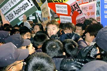 Νοτιοκορεάτες διαδηλωτές εισέβαλαν σε στρατιωτική βάση των ΗΠΑ κοντά στη Σεούλ