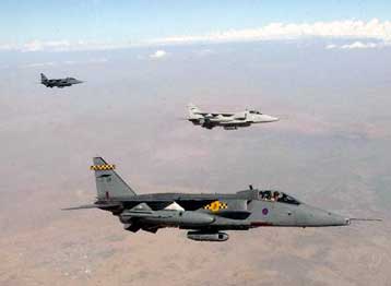 Συμμαχικά αεροσκάφη πάνω από τη Βαγδάτη κατά την πρώτη ημέρα των επιθεωρήσεων