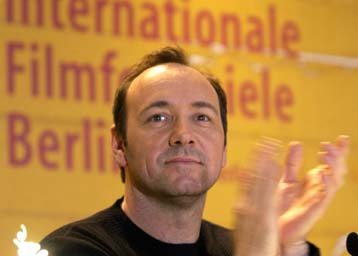 Στην ανάδειξη νέων σκηνοθετών και σεναριογράφων στρέφεται ο Κέβιν Σπέισι