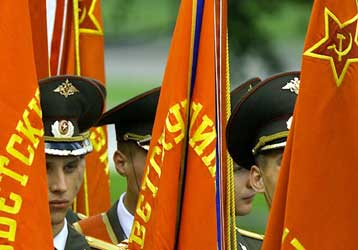 Το κόκκινο αστέρι επιστρέφει στις στρατιωτικές σημαίες της Ρωσίας