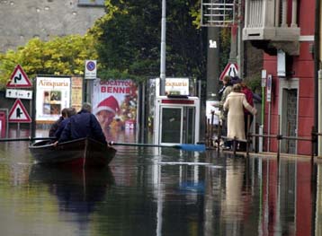 Ξεπερνούν τις 10.000 οι άστεγοι από τις πλημμύρες στη βόρεια Ιταλία