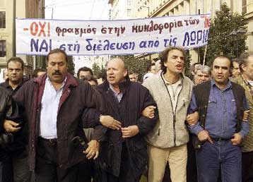 Τις λεωφορειολωρίδες στο κέντρο της Αθήνας κατέλαβαν την Πέμπτη οι ιδιοκτήτες ΤΑΞΙ