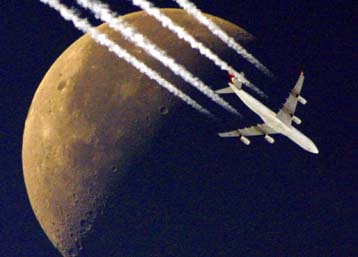 Τα αεροπλάνα βλάπτουν το περιβάλλον, τα τρένα όχι δηλώνει βρετανική επιτροπή