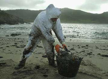 Τεράστια πετρελαιοκηλίδα από το Prestige απειλεί εκ νέου τις ισπανικές ακτές