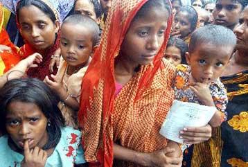 Τριάντα άποροι ποδοπατήθηκαν στο Μπαγκλαντές στην προσπάθεια τους να πάρουν ρούχα