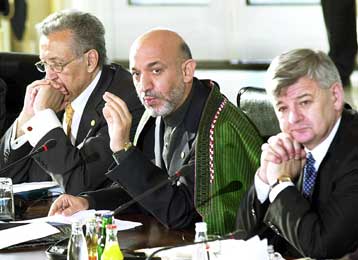 Αφγανικό στρατό 70.000 ανδρών φιλοδοξεί να συγκροτήσει ο Χ.Καρζάι