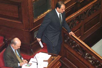 Μείωση της διαφοράς ανάμεσα σε ΠΑΣΟΚ και ΝΔ δείχνει δημοσκόπηση της Metron Analysis