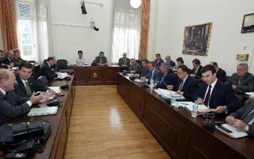 Με αιχμές κατά της κυβερνητικής πολιτικής συνεχίζεται η συζήτηση του προϋπολογισμού