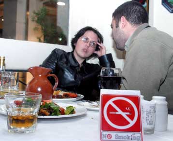Στα χαρτιά παραμένει σε πολλές περιπτώσεις το μέτρο δημιουργίας χώρων για μη καπνιστές