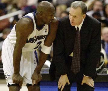 Ο Μ.Τζόρνταν οδήγησε τους Ουάσινγκτον Ουίζαρντς σε νίκη επί των Μιλγουόκι Μπακς