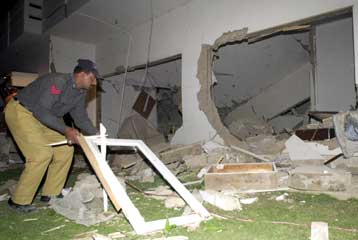 Τρία άτομα έχασαν τη ζωή τους από ισχυρή έκρηξη στο προξενείο της ΠΓΔΜ στο Πακιστάν