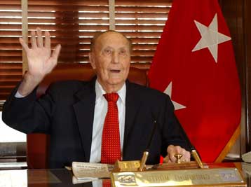 Τα 100ά του γενέθλια γιορτάζει την Πέμπτη ο γηραιότερος γερουσιαστής των ΗΠΑ