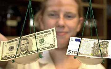Σταθερά πάνω από την απόλυτη ισοτιμία με το δολάριο το ευρώ