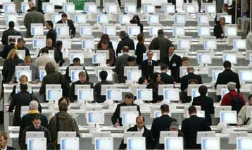 H παγκόσμια αγορά υπολογιστών θα αρχίσει να ανακάμπτει το 2003, εκτιμά η IDC