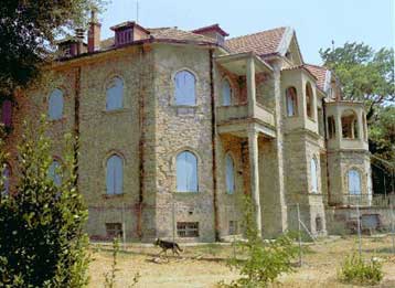 Ερωτηματικά γεννά διάρρηξη που έγινε στο Τατόι λίγο πριν φύγει η οικοσκευή του «τέως»