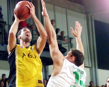 Η ΑΕΚ σταμάτησε τον Μακεδονικό και έμεινε στην κορυφή-Νίκη για τον Ολυμπιακό