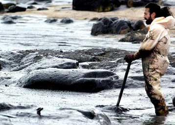 Χιλιάδες Ισπανοί στρατιώτες στη «μάχη» για να σώσουν τις ακτές της Γαλικίας