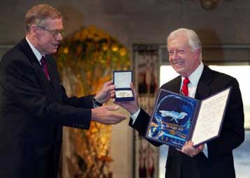 Καταστροφική η προληπτική δράση, δηλώνει ο Κάρτερ παραλαμβάνοντας το Νόμπελ Ειρήνης