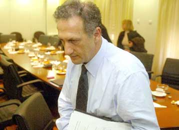 Εκπίπτουν του βουλευτικού αξιώματος όσοι δεν δηλώσουν παύση επαγγέλματος
