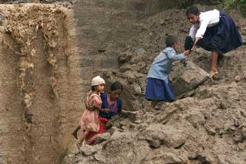 Είκοσι τέσσερις νεκροί και 30 αγνοούμενοι από κατολίσθηση στην Ινδονησία