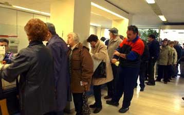 «Σήμα κινδύνου» για τις ελληνικές τράπεζες από την Standard & Poors