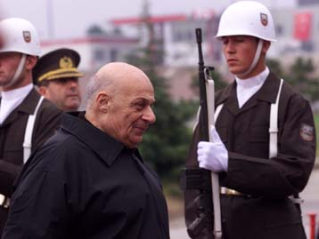 H Κύπρος πρέπει να περιμένει την ένταξη της Τουρκίας στην ΕΕ, λέει τώρα ο Ντενκτάς