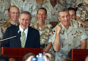 Το πετρέλαιο δεν είναι κινητήρια δύναμη της εξωτερικής πολιτικής, τονίζει ο Ράμσφελντ