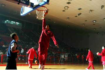 Ούτε στα Λιόσια κέρδισε η ΑΕΚ, 71-69 από τη Τσιμπόνα