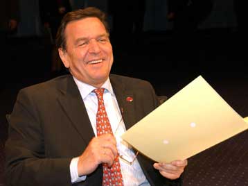 Αδιανόητη η διεύρυνση χωρίς την Πολωνία, εκτιμά ο Σρέντερ