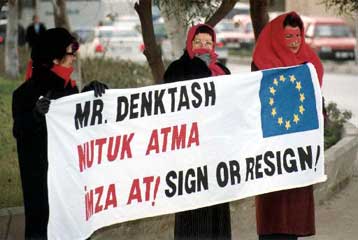 Στους δρόμους εκατοντάδες Τουρκοκύπριοι ζητώντας ειρήνη και ένταξη στην ΕΕ