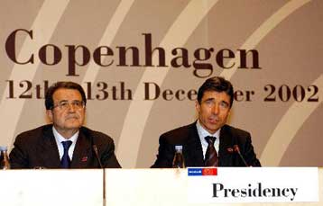 Οι Ευρωπαίοι ηγέτες επισφράγισαν την ιστορική συμφωνία για διεύρυνση της ΕΕ