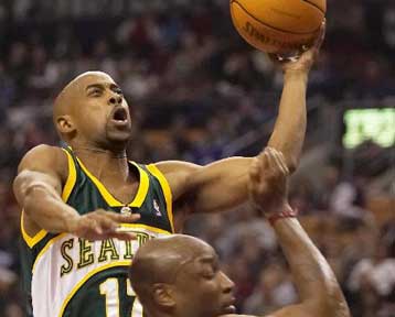 Νίκη στην εκπνοή για το Σακραμέντο, άνετη επικράτηση για τους Μάβερικς