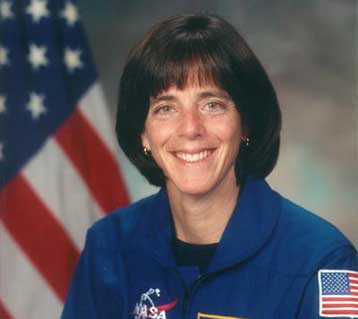 Το Νοέμβριο του 2003 θα ταξιδέψει ως το Διεθνή Διαστημικό Σταθμό η πρώτη δασκάλα