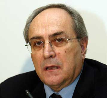 Επαφές με την τουρκική πολιτική ηγεσία θα έχει στην Αγκυρα ο Ν.Κωνσταντόπουλος