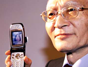 Ο Ευρωπαίος επίτροπος τηλεπικοινωνιών προβλέπει πενταετή καθυστέρηση του 3G