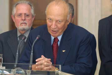 Την αποχώρησή του από την ενεργό πολιτική ανακοίνωσε ο Γλαύκος Κληρίδης