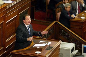 «Να καταρρεύσει και το τελευταίο τείχος του αίσχους» ζητά για το Κυπριακό ο Καραμανλής