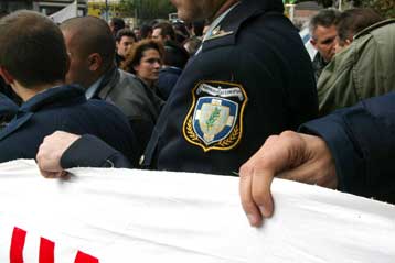 Στην είσοδο του Γενικού Λογιστηρίου του Κράτους τα μέλη των Σωμάτων Ασφαλείας