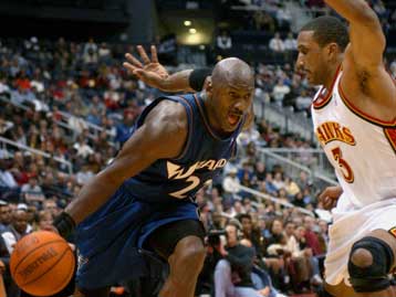 Εκπληκτική εμφάνιση του Τζόρνταν και νίκη των Ουίζαρντς επί των Χοκς με 109-99