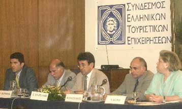 Δύσκολο αναμένεται το 2003 για τον ελληνικό τουρισμό, εκτιμά ο ΣΕΤΕ