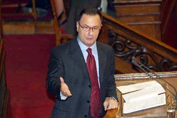 Σκληρή αντιπαράθεση στη Βουλή για την οικονομική πολιτική