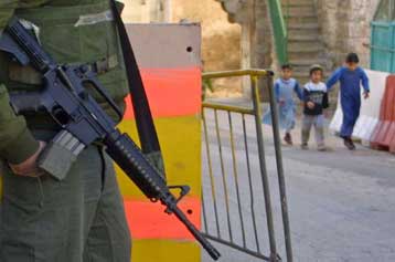 Ο ισραηλινός στρατός έκλεισε παράνομο φυλάκιο εβραίων εποίκων στη Χεβρώνα