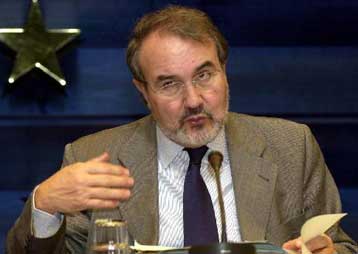 «Πολιτική απάντηση» στην οικονομική κρίση της ευρωζώνης ζητά η Κομισιόν