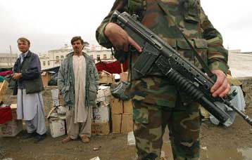 Αρκετοί Αφγανοί τραυματίες λόγω έκρηξης έξω από βάση της ISAF στο κέντρο της Καμπούλ