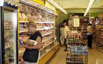 Δέσμευση βιομηχάνων για περιορισμό των αυξήσεων στα τρόφιμα στα όρια του πληθωρισμού